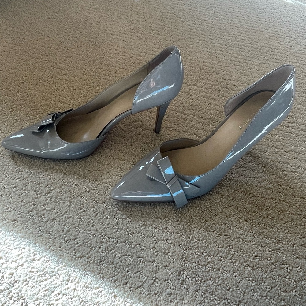 Nine West grey/taupe patent 4” heels with bow